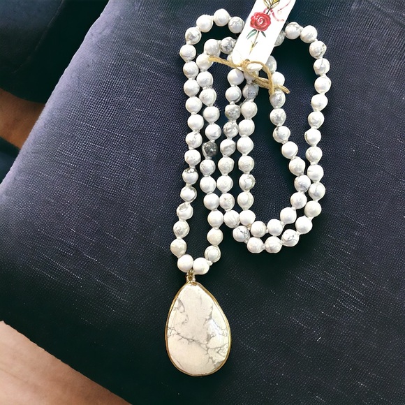 Magnesite White marbled beaded necklace with teardrop pendant - Picture 2 of 3